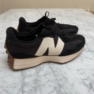 New Balance 327 Women's Sneaker